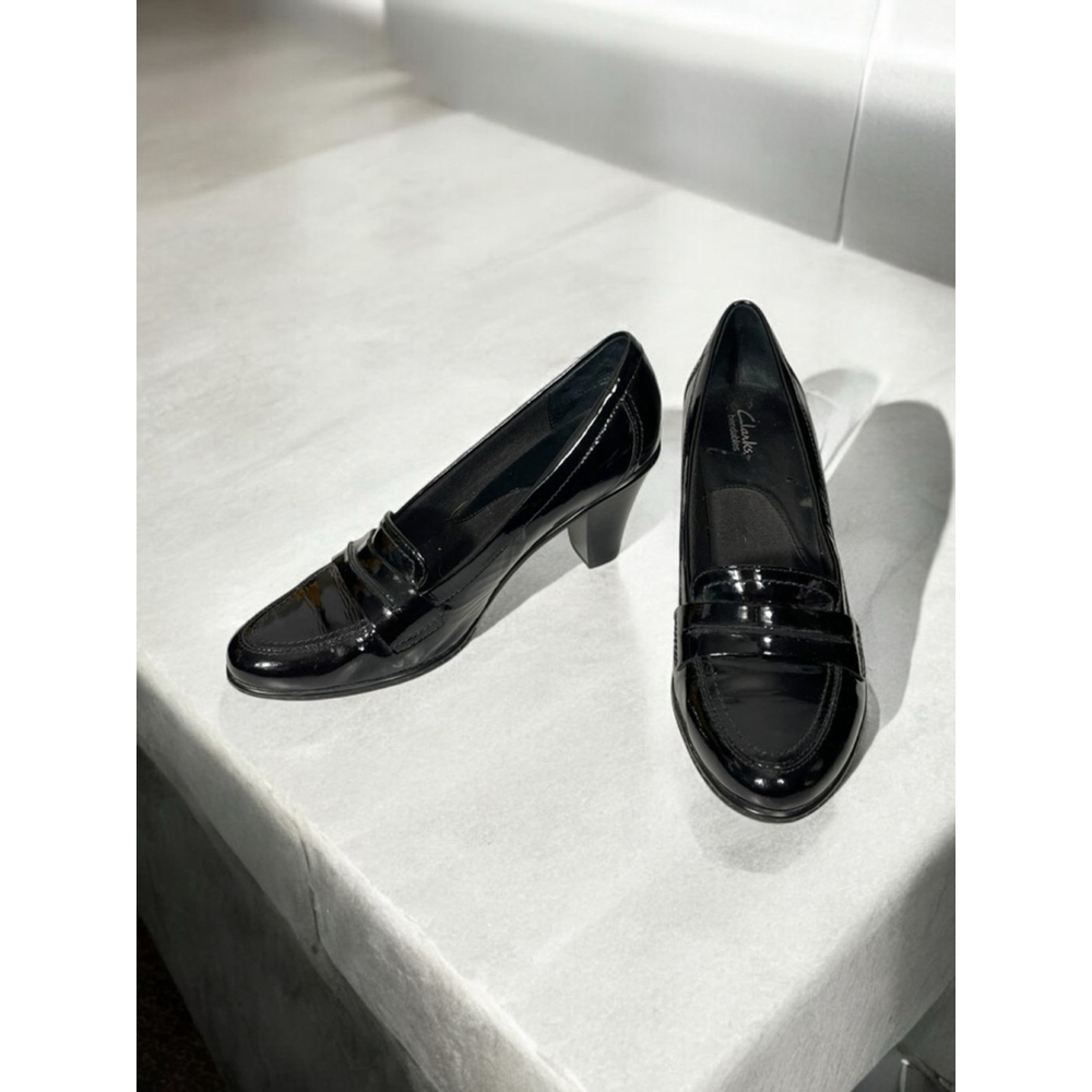 Size 9 Black Clark’s heeled loafers shiny low heel patent leather shoes